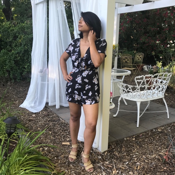 Tie-front Cut out Summer Floral Romper - Picture 2 of 7